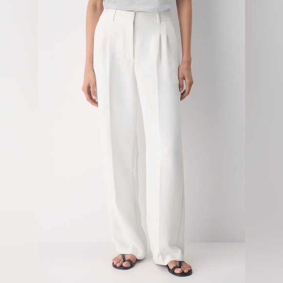 Aritzia Pants - Aritzia The Effortless Pant™ - Crepette™ in Light Birch SZ 10